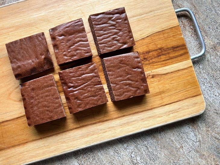 Pedaços cortados e acomodados sobre uma tábua.