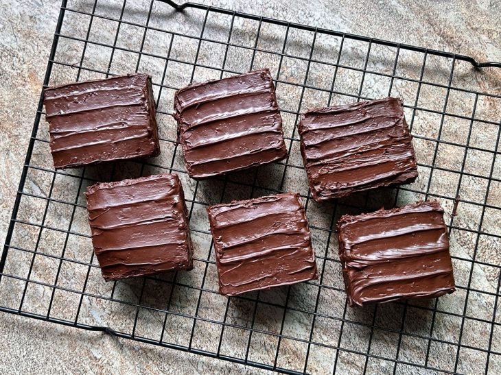 Pães de mel banhados no chocolate derretido.