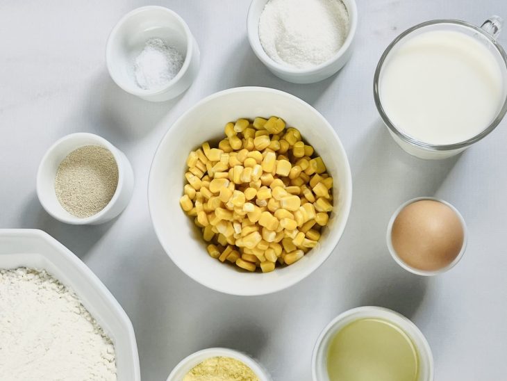 Ingredientes para a receita de pão de milho.