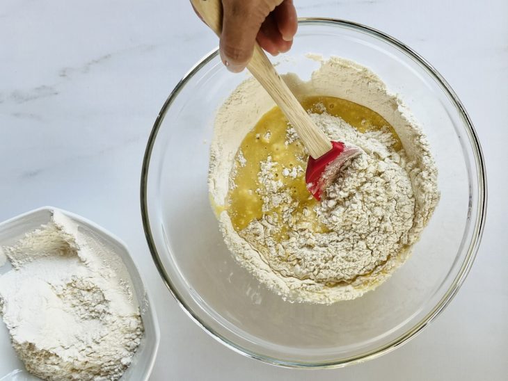 Farinha adicionada a mistura.