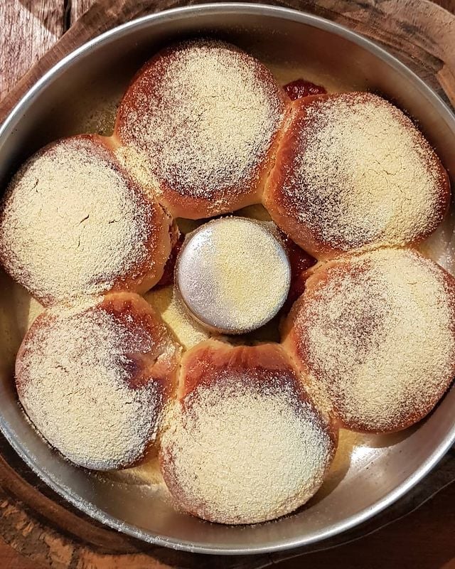 Pão de milho com recheio de goiabada