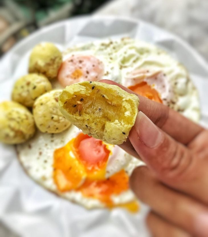 Pão de queijo com cúrcuma e sementes