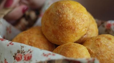 Pão de queijo com fubá e goiabada