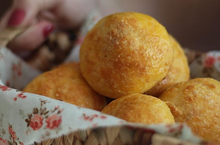 Pão de queijo com fubá e goiabada