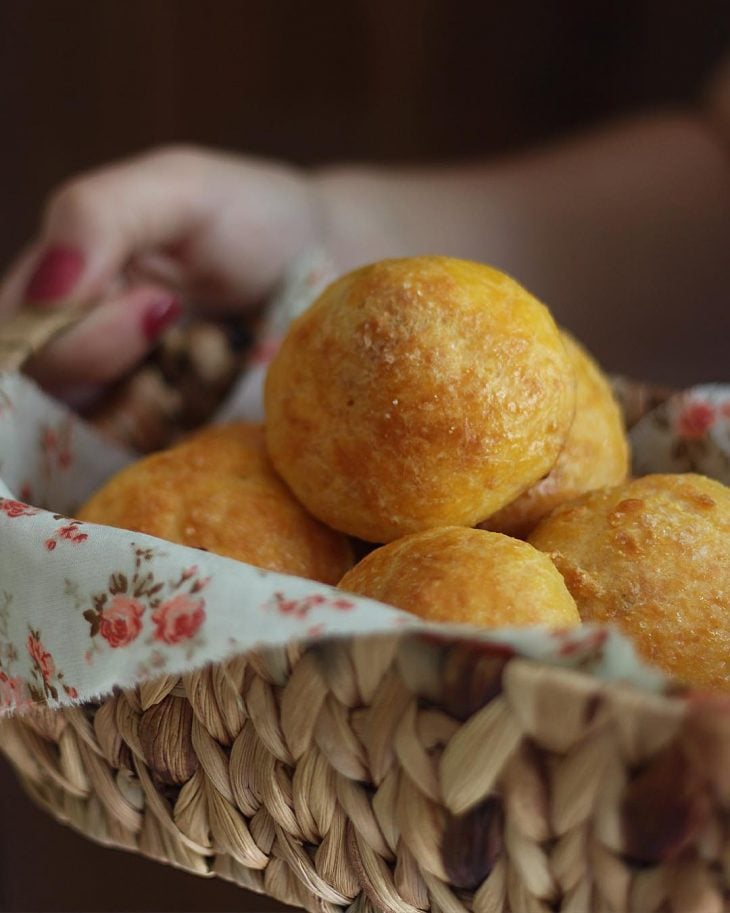 Pão de queijo com fubá e goiabada