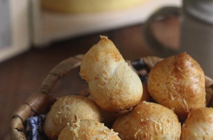 Pão de queijo com iogurte