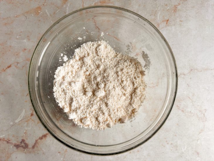 Polvilho azedo com água na tigela de vidro.