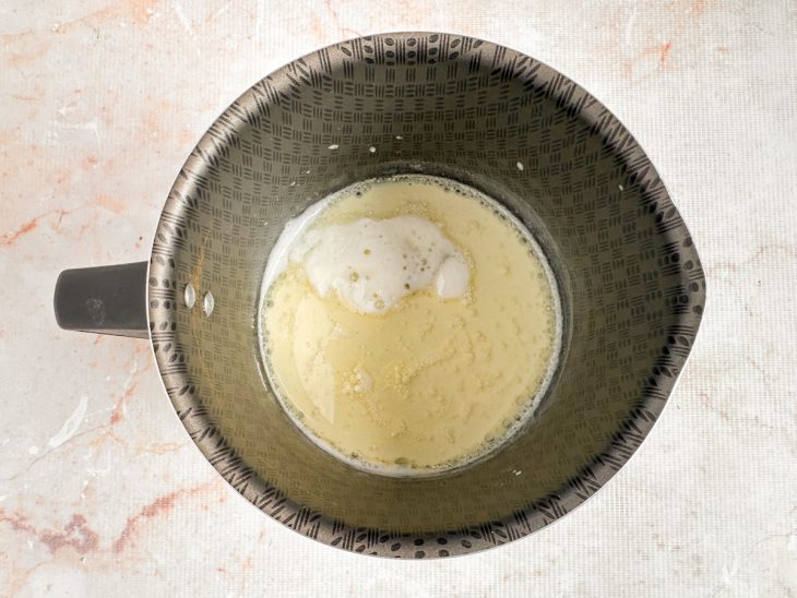 Leite e óleo aquecidos numa leiteira.