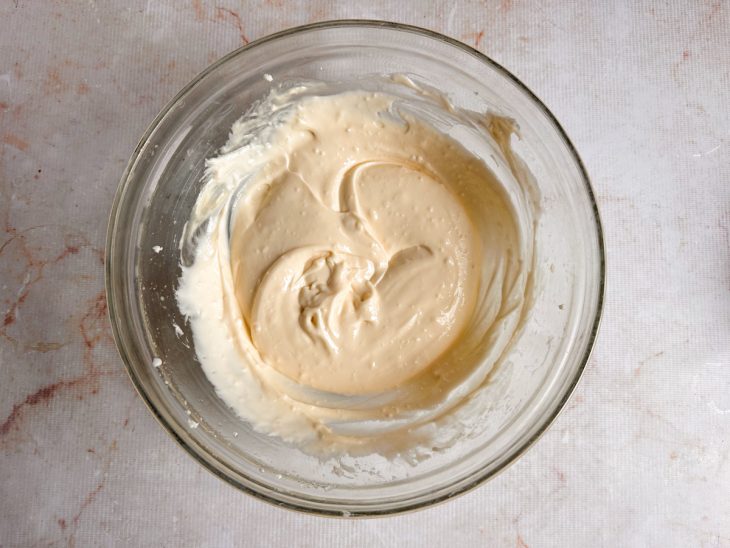 Ovos e sal adicionados na mistura.