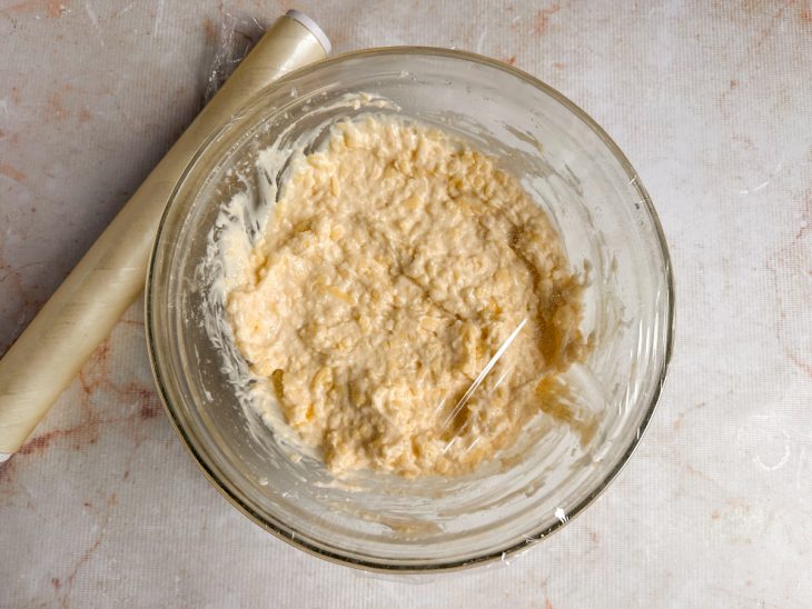 Recipiente coberto por plástico filme.