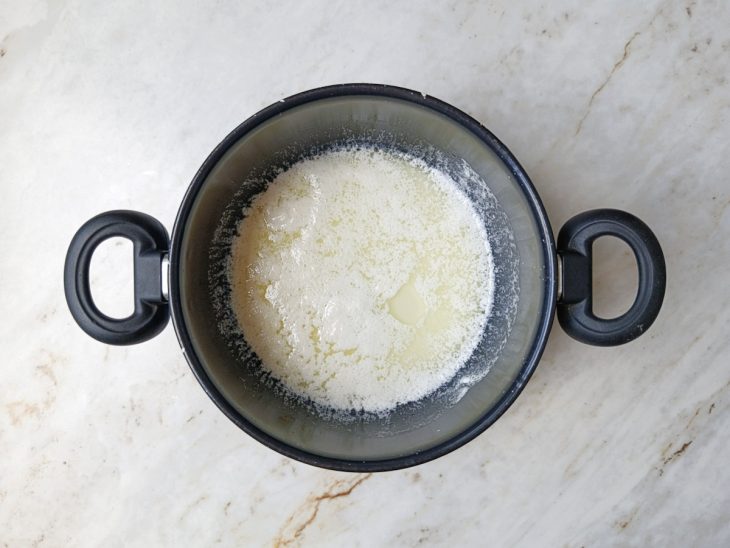 Mistura de água, leite, óleo e sal fervendo na panela.