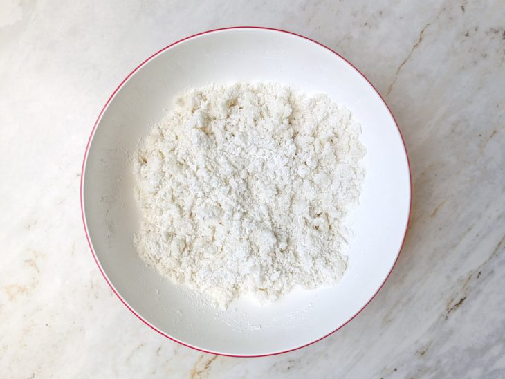 Polvilho doce sendo escaldado com a mistura quente.