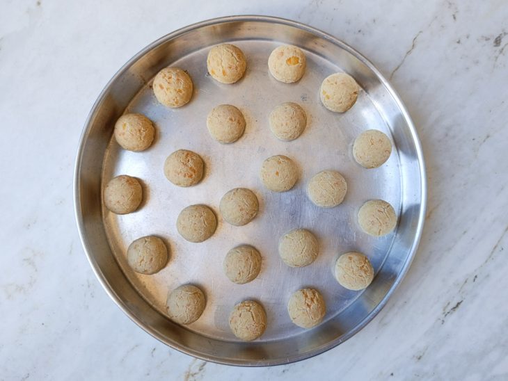 Pães de queijo assados e levemente dourados.