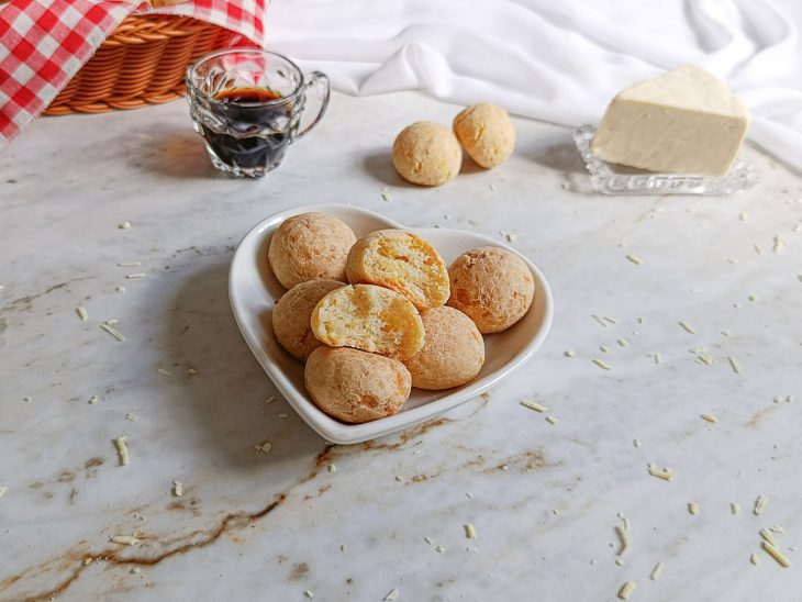 Pães de queijo prontos servidos ainda quentes.