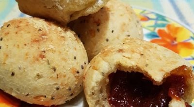 Pão de queijo de batata recheado com goiabada