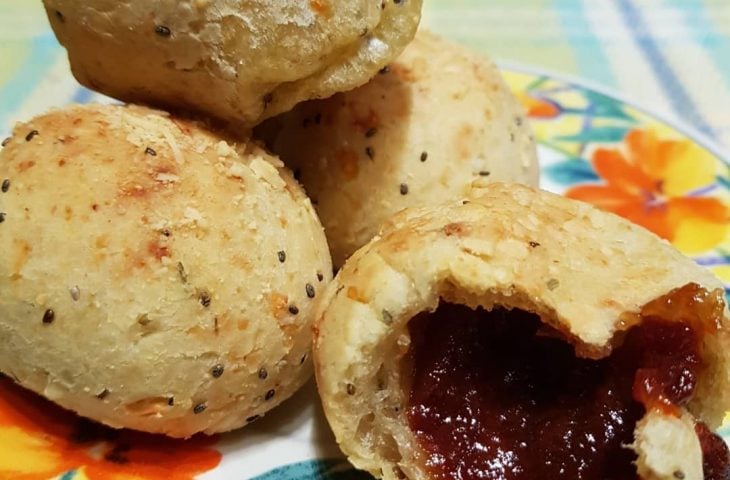 Pão de queijo de batata recheado com goiabada