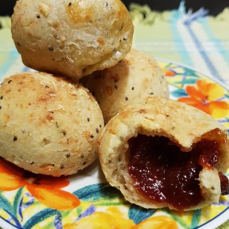 Pão de queijo de batata recheado com goiabada