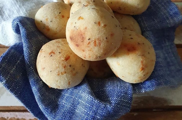 Pão de queijo de grãos com batata-doce