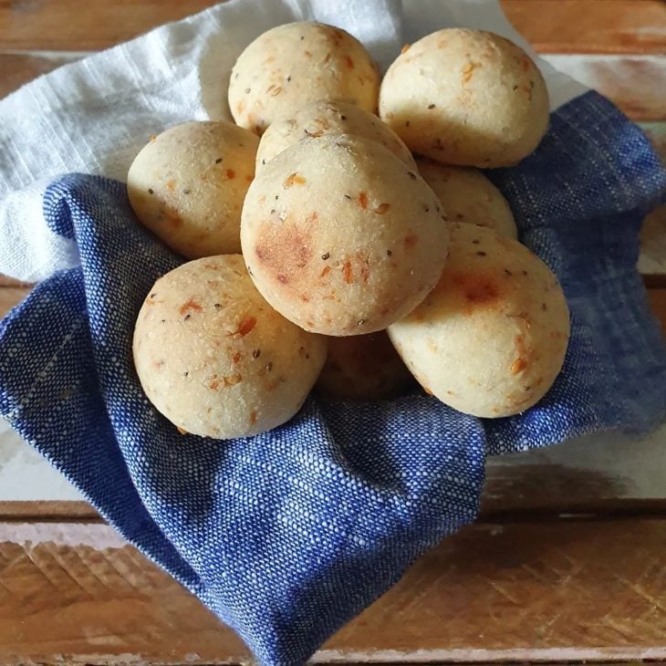 Pão de queijo de grãos com batata-doce