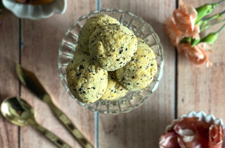 Pão de queijo de inhame com chia e gergelim