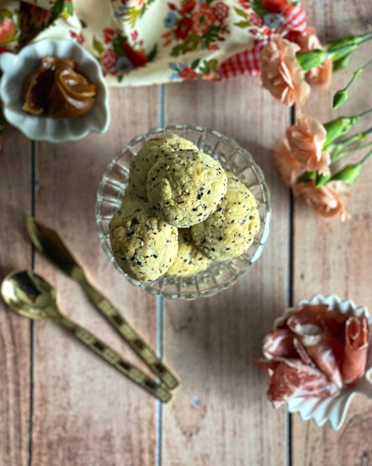 Pão de queijo de inhame com chia e gergelim