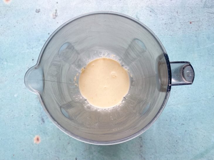 Um liquidificador contendo massa de pão de queijo.