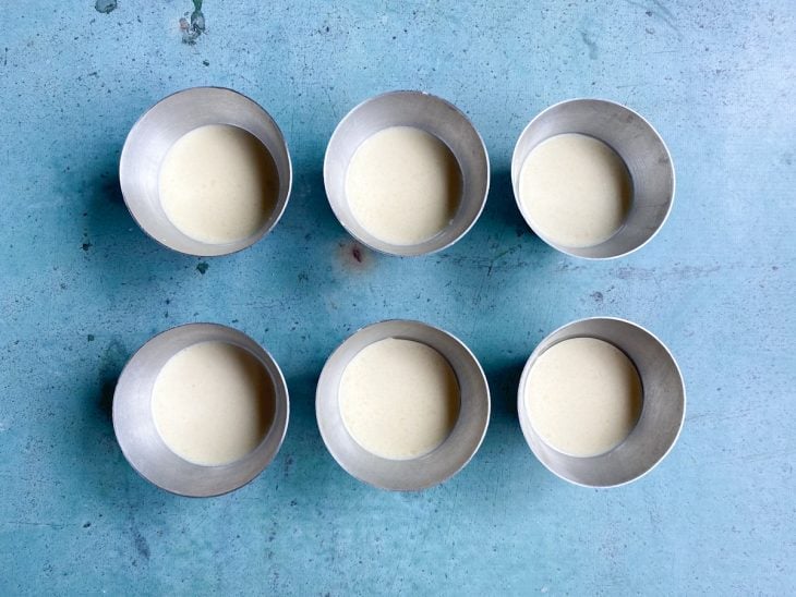 Recipientes contendo massa de pão de queijo.