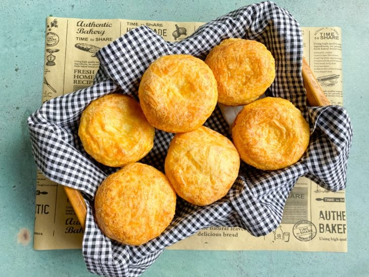 Um recipiente contendo pão de queijo.