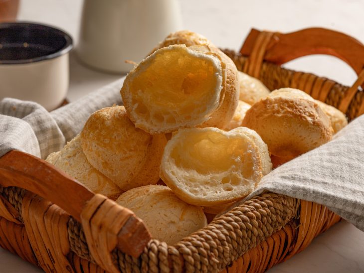 Pão de queijo pronto para consumo.