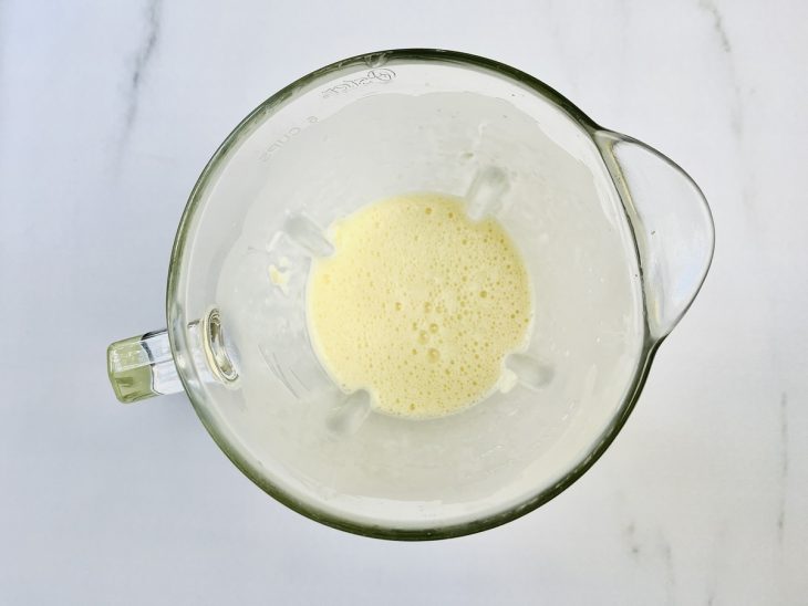 Ovos, leite, óleo, sal e polvilho doce batidos no liquidificador.