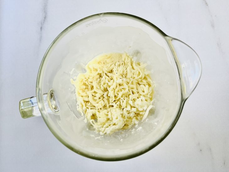 Queijo mussarela ralada adicionada ao liquidificador.