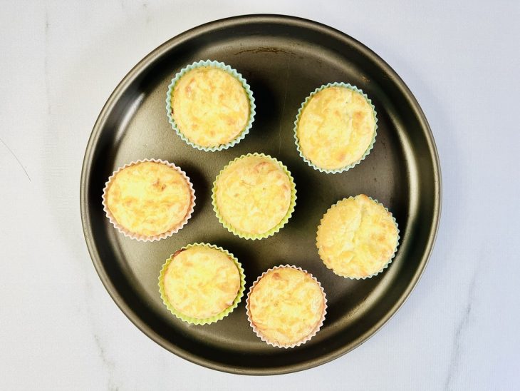 Pães de queijo assados ainda na forma.