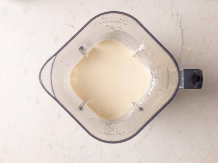 Óleo, ovos, leite, polvilho, sal e queijo mussarela batidos no liquidificador.