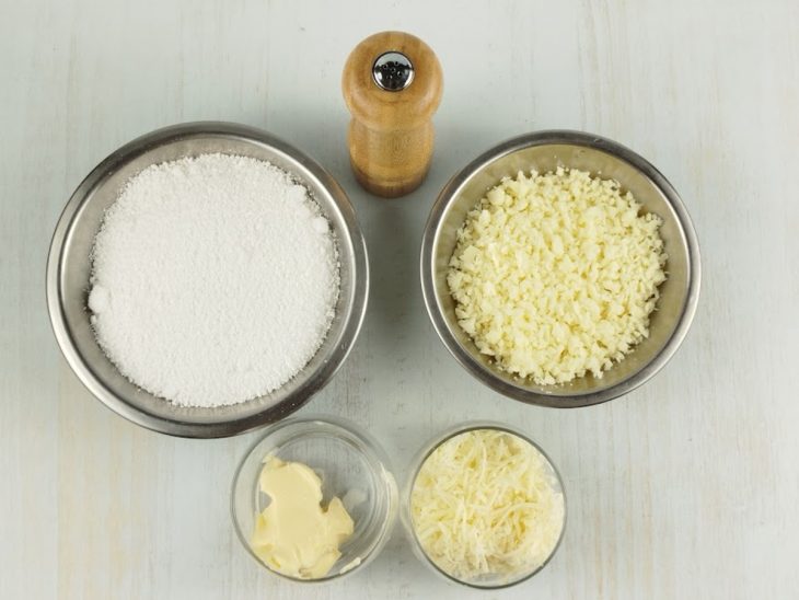 Ingredientes reunidos na bancada.