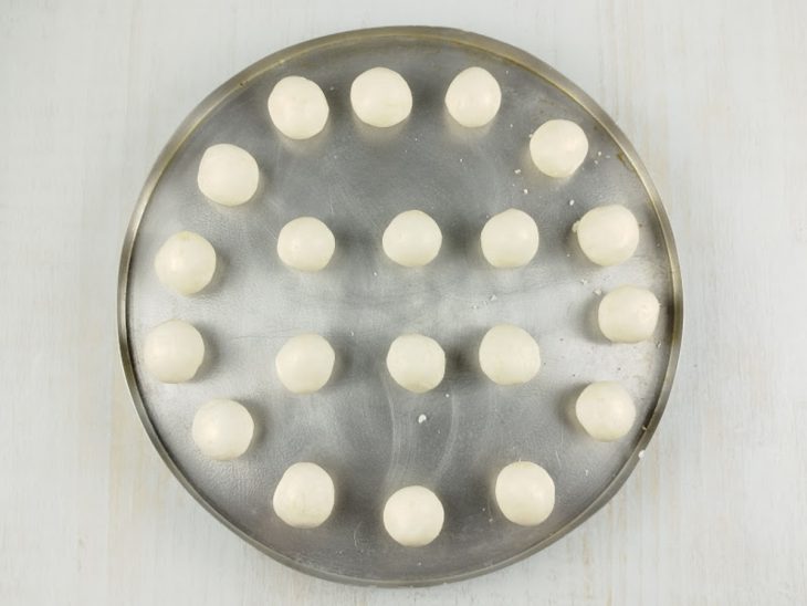 Massa de tapioca porcionada em pequenas bolinhas.