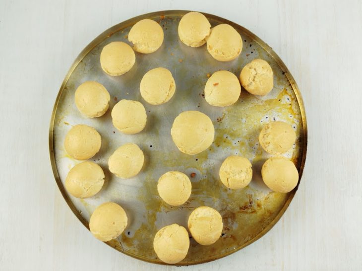 Pães de queijo assados.