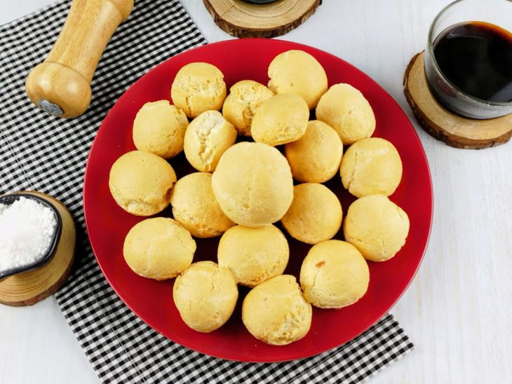 Pão de queijo pronto, servidos em café.