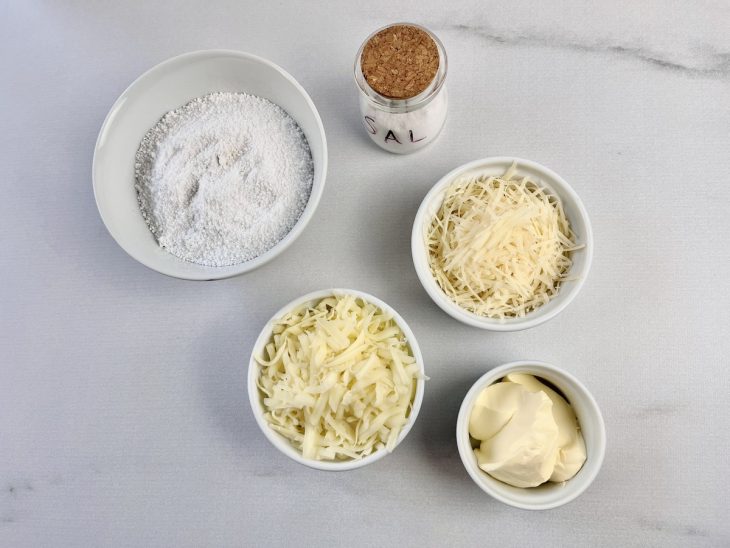 Ingredientes separados sobre a bancada.