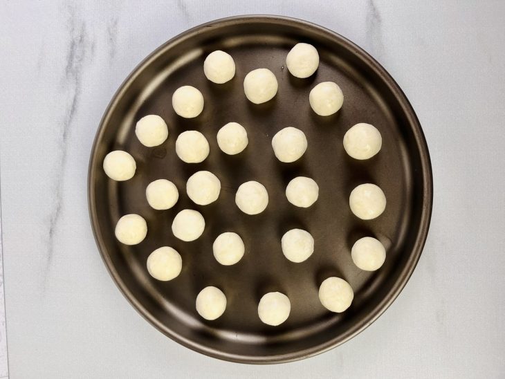 Bolinhas de pão de queijo distribuídas.