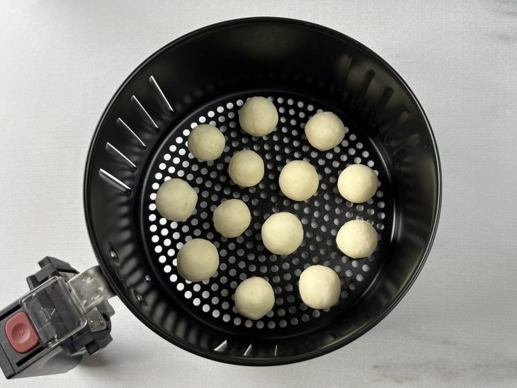 Pão de queijo cru na air fryer.