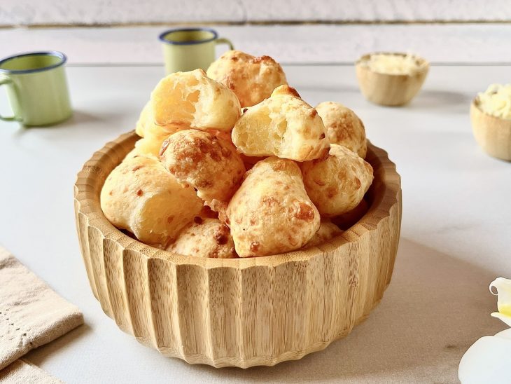 Pão de queijo de tapioca na air fryer prontos.