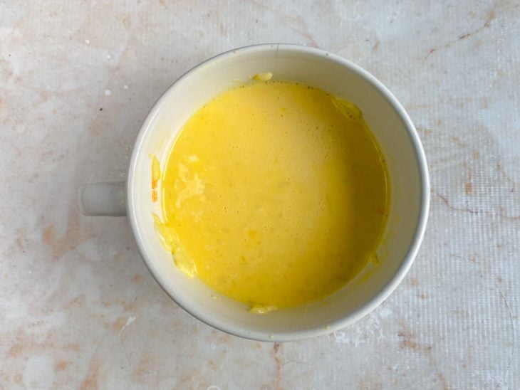 Tigela com mistura do pão de queijo.