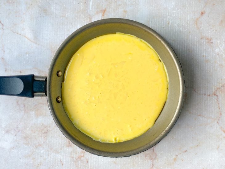 Uma frigideira com pão de queijo fit.