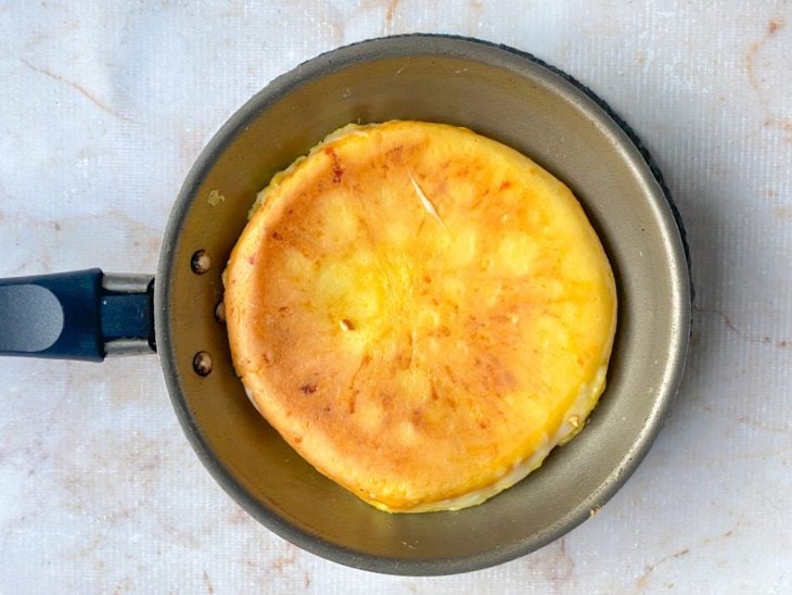 Uma frigideira com pão de queijo fit.