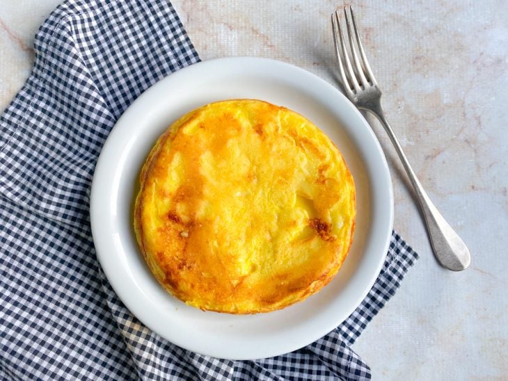 Um prato com pão de queijo fit de frigideira.