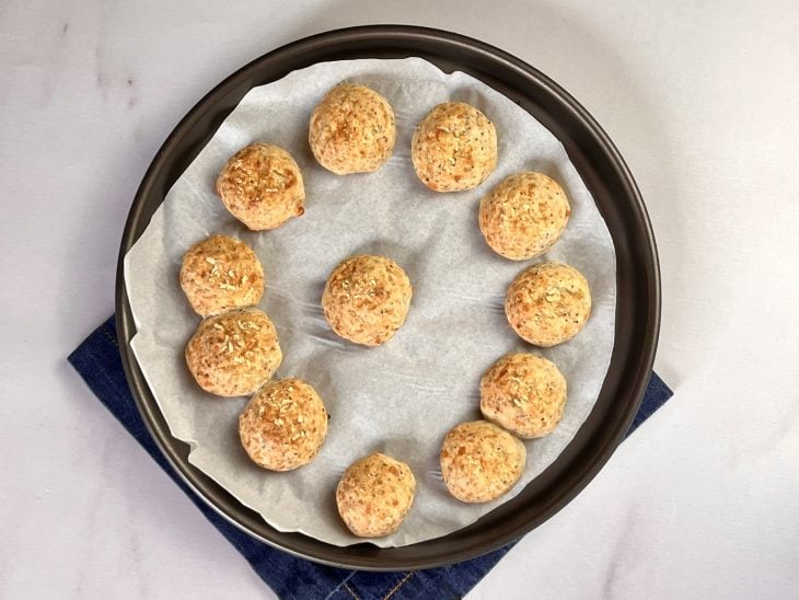 Uma forma contendo pães de queijo fit de tapioca.