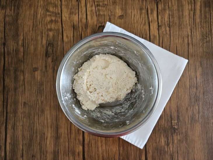 Um recipiente com a massa de pão de queijo.