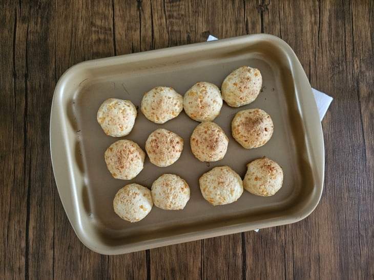 Uma forma com vários pães de queijo fit prontos.