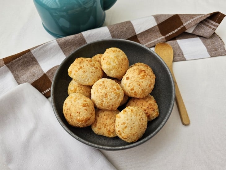 Um recipiente com vários pães de queijo fit.