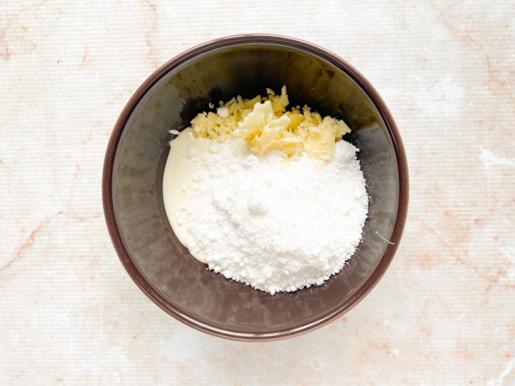 Num recipiente, os ingredientes estão postos.